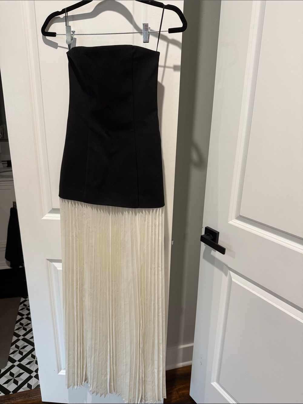 Black and White Two-Tone Bodice Structured Gown - Picture 7 of 9